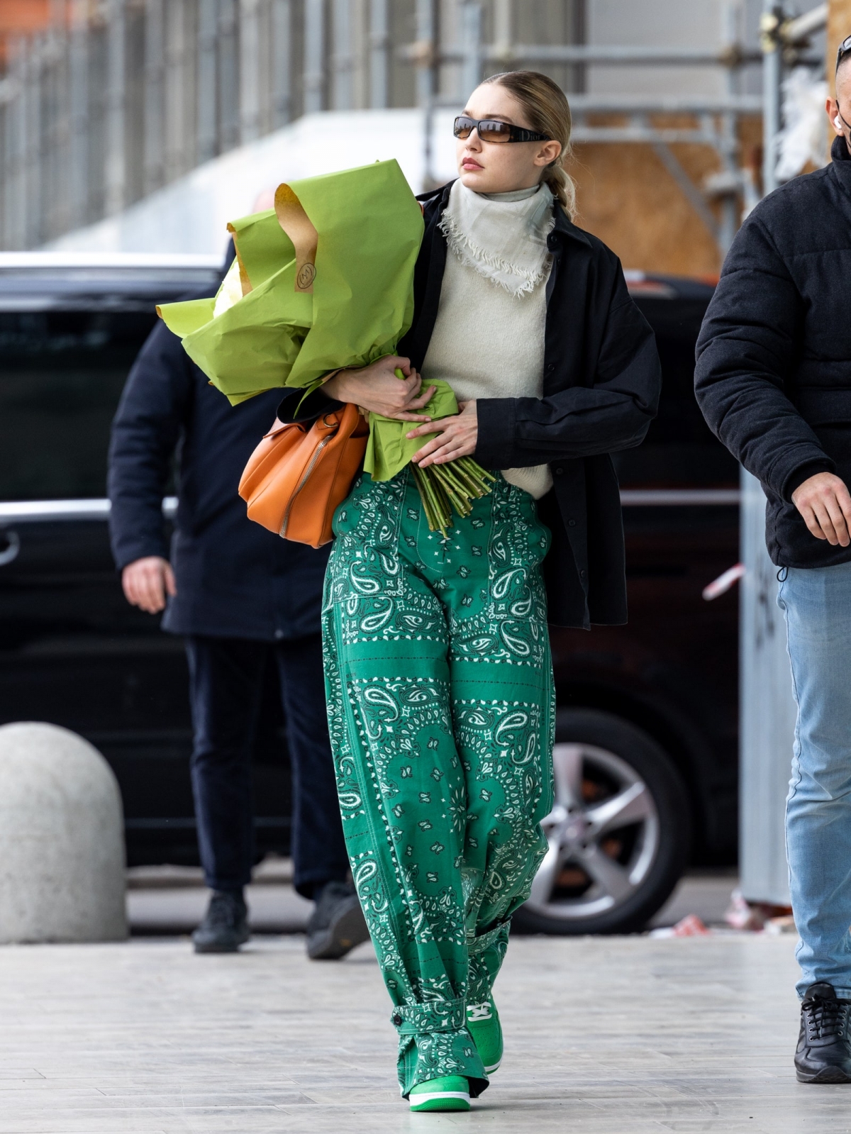 Gigi Hadid tự tin thả dáng trong chiếc quần Bandana phối cùng áo len và khăn quàng cổ, trông vẫn sành điệu mà không hề luộm thuộm. (Ảnh: Getty Images)
